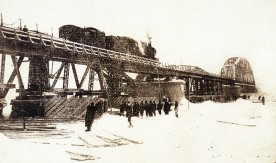 "Pierwszy pociąg przejeżdża przez odbudowany most na Pilicy koło Warki,...